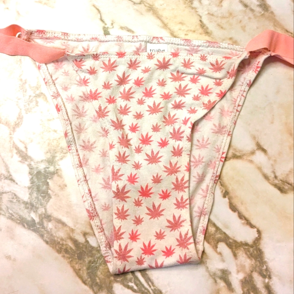 🚨NEW/NEVER WORN🚨Pot leaf panties